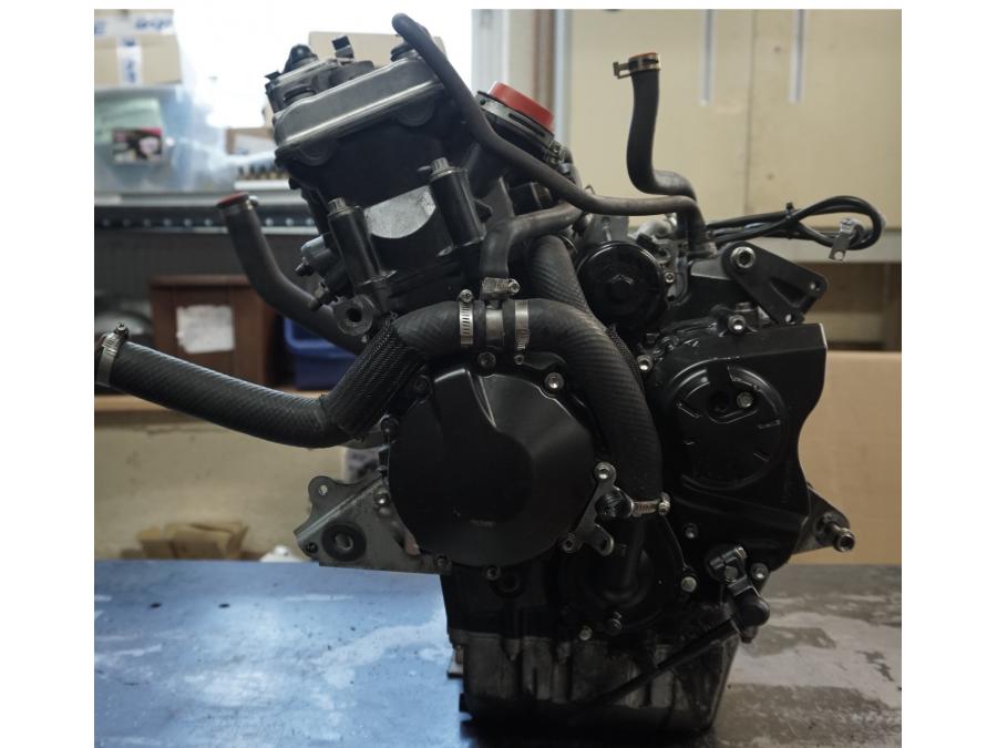 Baksidan på Motor från en Kawasaki ZX-6R -2007 motorcykel.