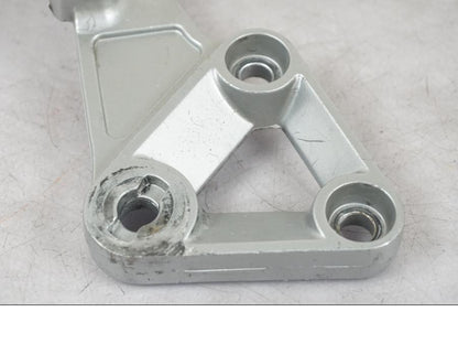 Baksidan på Fotpinnefäste inre från en Suzuki SV 650 -1999 motorcykel.