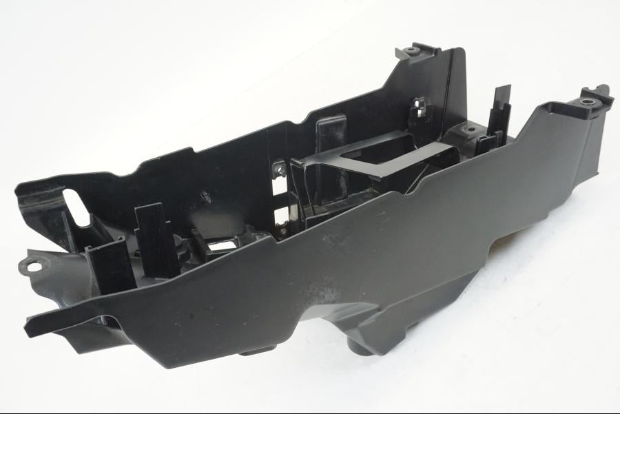 Snett nerifrån på Batterihållare från en Yamaha MT-09 -2021 motorcykel.