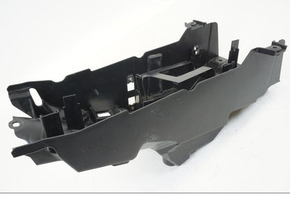 Snett nerifrån på Batterihållare från en Yamaha MT-09 -2021 motorcykel.