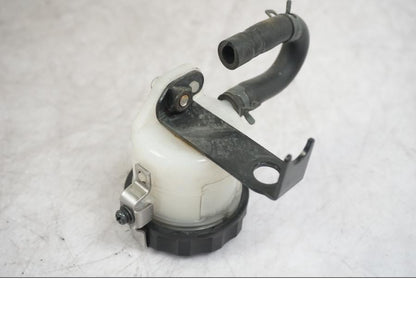 Snett nerifrån på Bromsvätskebehållare från en Triumph Tiger -2009 motorcykel.