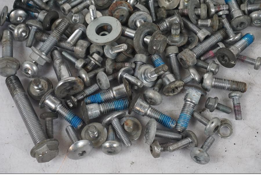 Extrabild2 på Skruv / Mutter etc från en Triumph Tiger Explorer -2013 motorcykel.