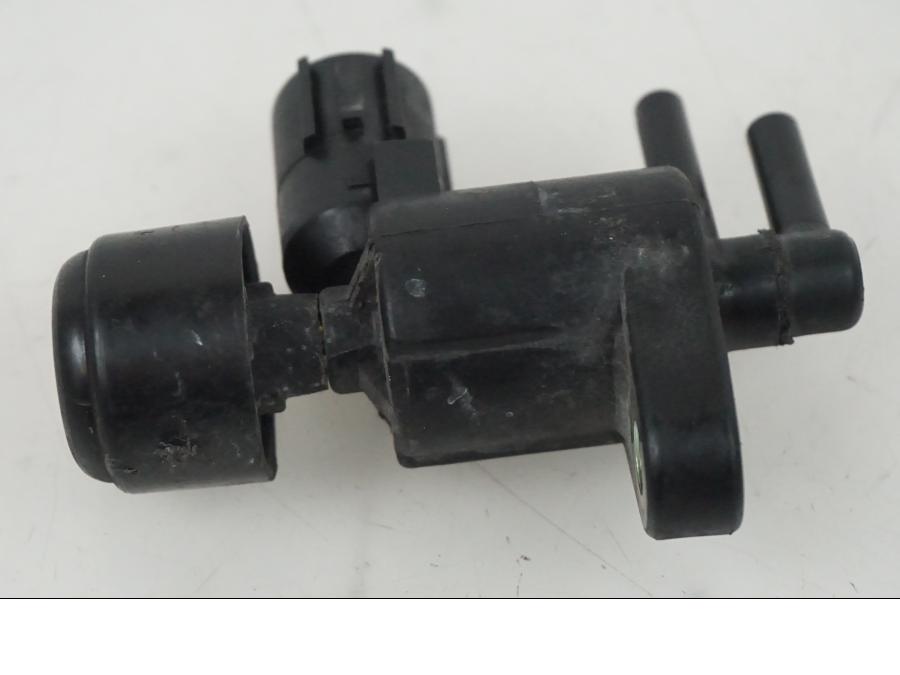 Höger sida på Fuel Evap System från en Honda CBR 1000 -2005 motorcykel.