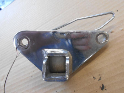 Framsidan på Fotpinnefäste från en Honda VT 1100 C -1995 motorcykel.