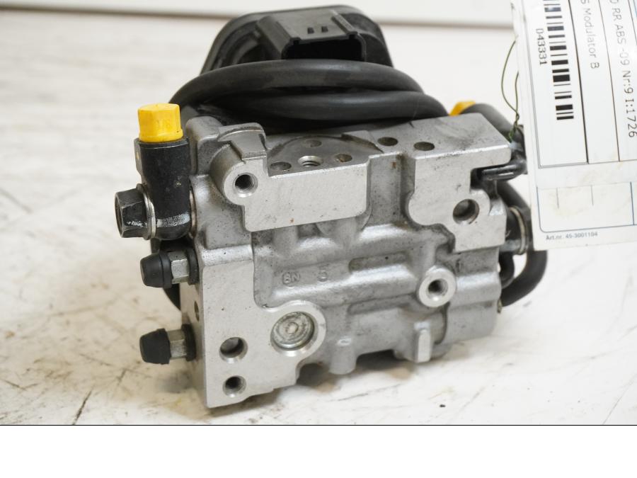 Vänster sida på ABS Modulator från en Honda CBR 1000 RR -2009 motorcykel.