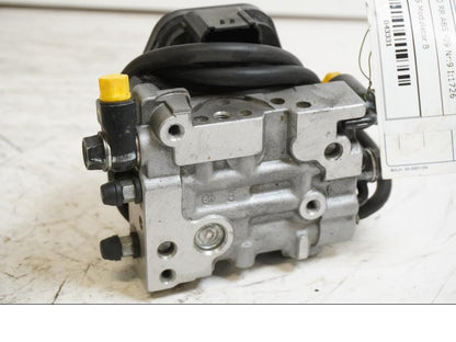 Vänster sida på ABS Modulator från en Honda CBR 1000 RR -2009 motorcykel.