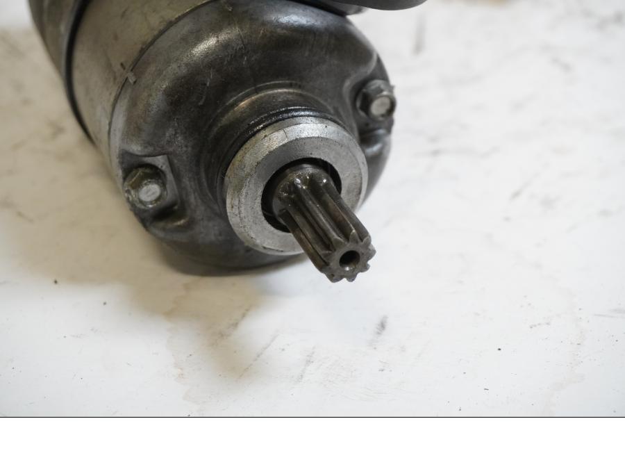 Baksidan på Startmotor från en Honda CBR 900 RR -2002 motorcykel.