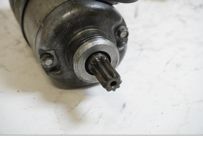 Baksidan på Startmotor från en Honda CBR 900 RR -2002 motorcykel.