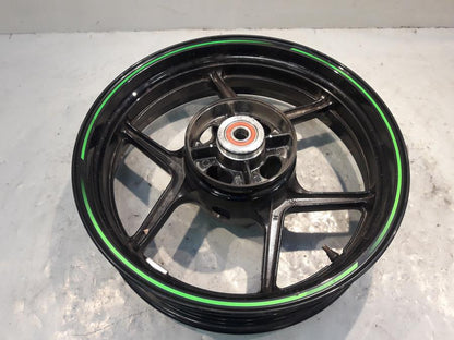 Baksidan på Fälg från en Kawasaki ER-6N -2015 motorcykel.