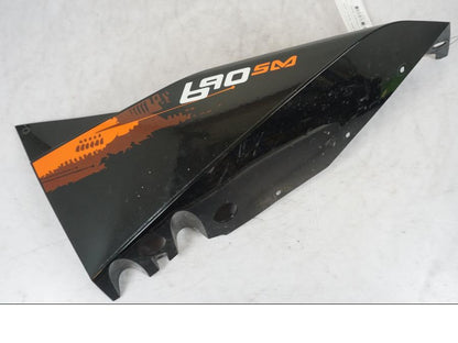 Framsidan på Sidopanel från en KTM 690 SM R -2009 motorcykel.