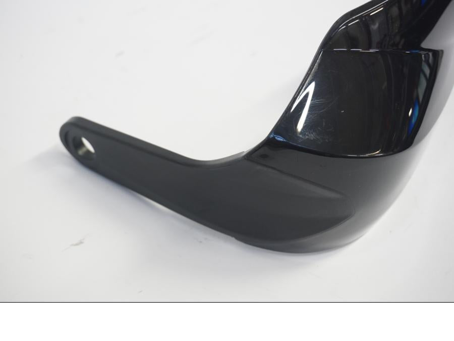 Baksidan på Handskydd från en KTM 125 Duke -2011 motorcykel.