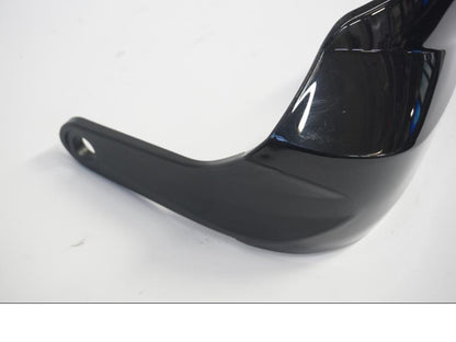 Baksidan på Handskydd från en KTM 125 Duke -2011 motorcykel.