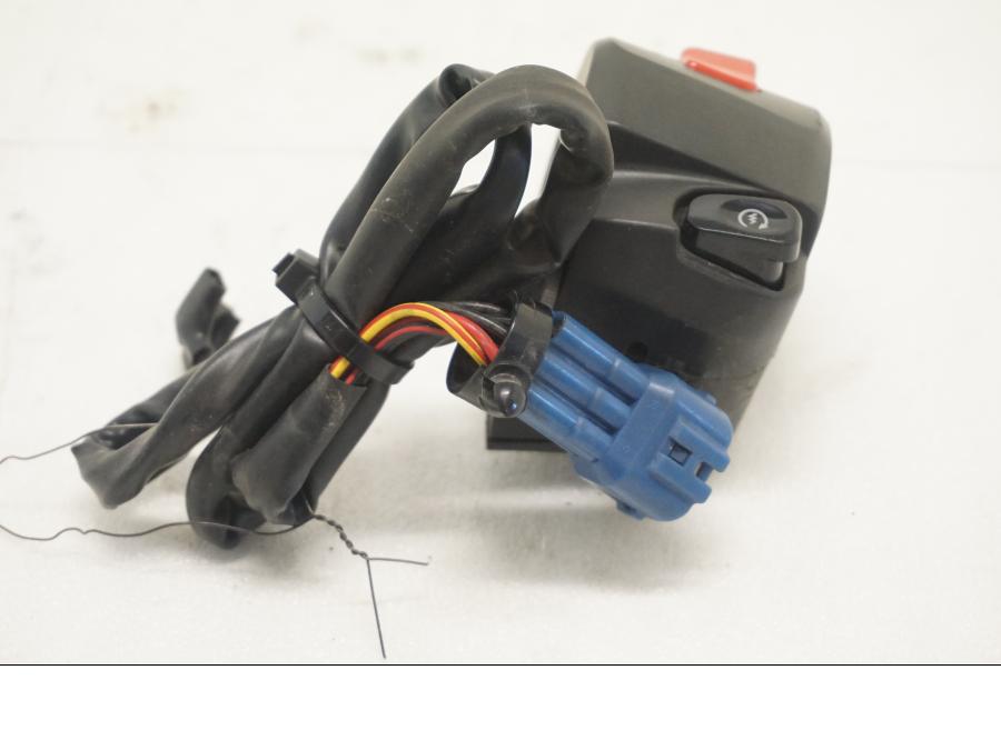 Baksidan på Styrelreglage från en Kawasaki Versys 650 -2008 motorcykel.