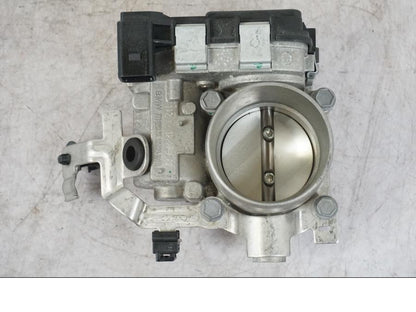 Höger sida på Spjällhus från en BMW K 1600 GTL -2015 motorcykel.