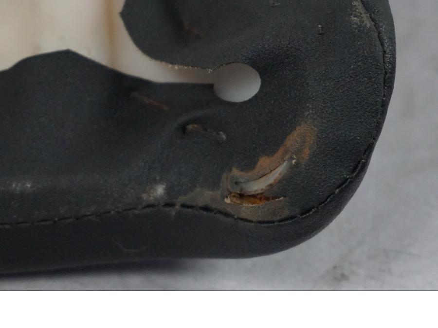 Extrabild2 på <p>Sadel fram från Suzuki GSX-R 750 1998.</p>

<p>Små märken i klädseln, samt skada av klädseln se bild.</p> motorcykel.