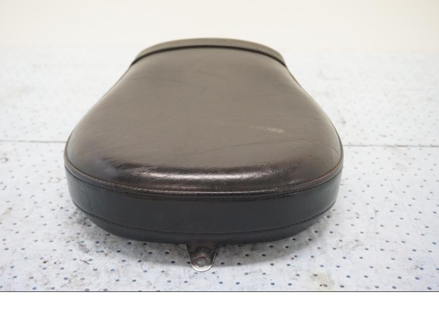 Höger sida på Sadel från en Yamaha XV 1600 -1999 motorcykel.