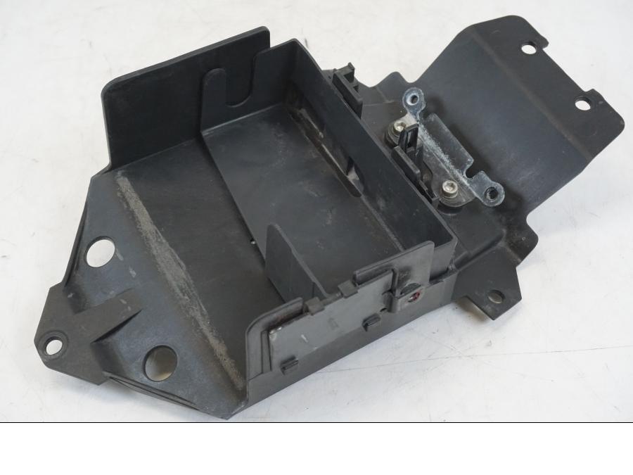 Vänster sida på Batterikåpa från en Ducati Streetfighter S -2011 motorcykel.