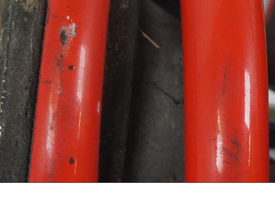 Vänster sida på Stötdämpare från en Triumph Daytona 955I -2000 motorcykel.