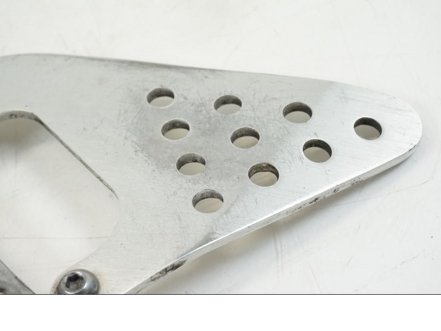 Höger sida på Fotpinnefäste från en Yamaha YZF R6 -1999 motorcykel.