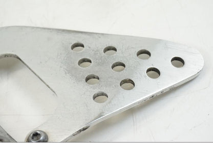 Höger sida på Fotpinnefäste från en Yamaha YZF R6 -1999 motorcykel.