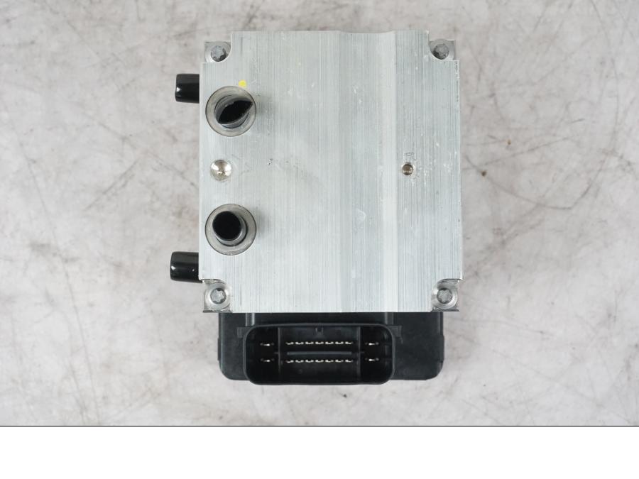 Höger sida på ABS Modulator från en Ducati Multistrada V4 -2024 motorcykel.