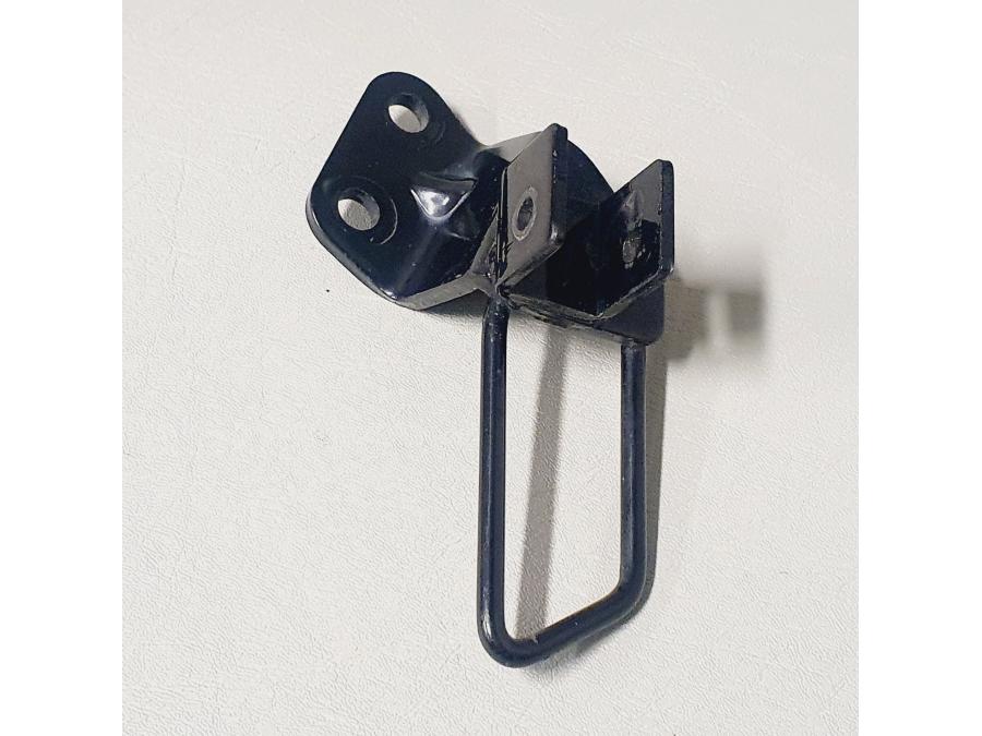 Baksidan på Fotpinnefäste från en Suzuki VL 800 -2001 motorcykel.