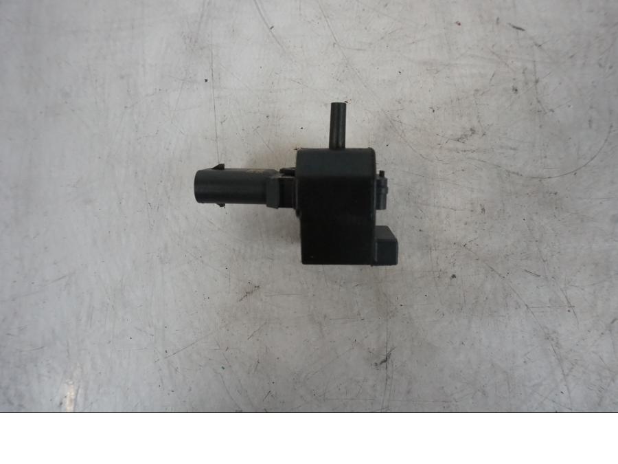 Höger sida på Atmosfär / luftsensor från en KTM 1290 Super Duke R -2023 motorcykel.