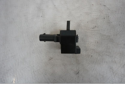 Höger sida på Atmosfär / luftsensor från en KTM 1290 Super Duke R -2023 motorcykel.