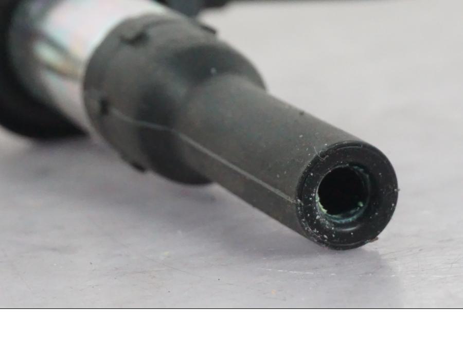 Snett uppifrån på Tändspole från en Ducati Multistrada V4 -2024 motorcykel.