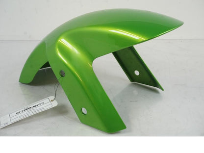 Snett nerifrån på <p>Framskärm från Kawasaki ER-6N 2008.</p>

<p>Liten skav märke i framkanten på vänster sida se bild.</p> motorcykel.