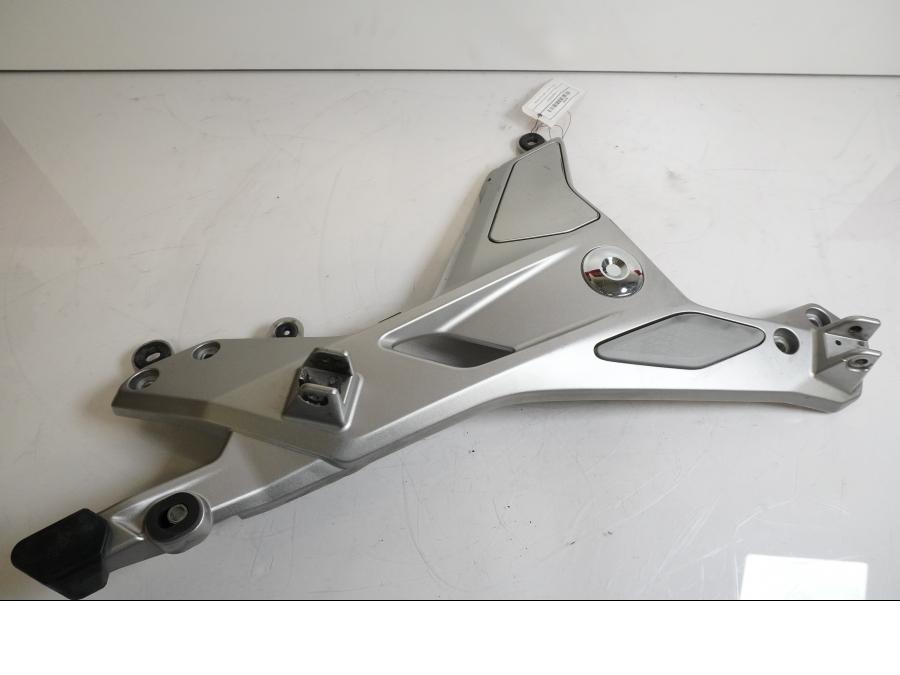 Framsidan på Fotpinnefäste från en Honda CTX 1300 -2014 motorcykel.