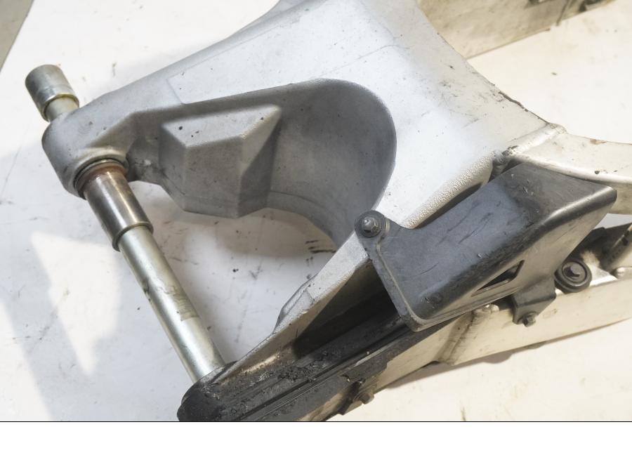 Höger sida på Sving från en Honda CBR 900 RR -2000 motorcykel.