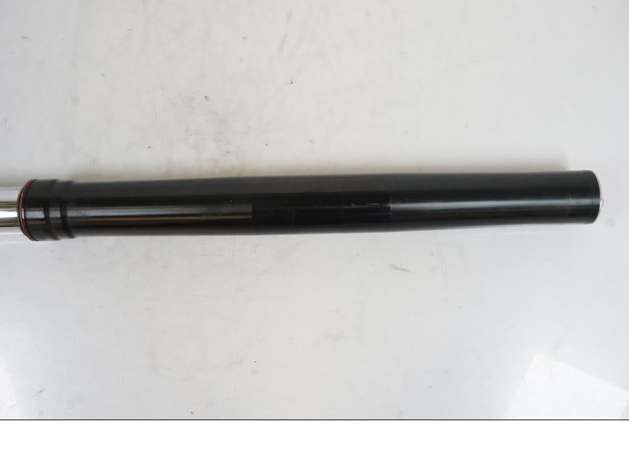 Snett nerifrån på Gaffelben från en KTM 1290 Super Duke -2019 motorcykel.