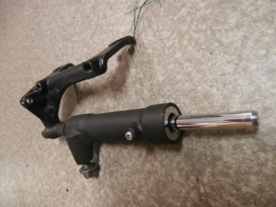 Snett uppifrån på Styrdämpare från en Triumph Daytona 675 -2009 motorcykel.