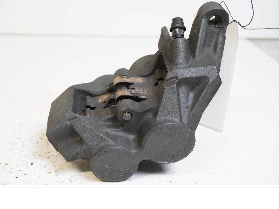 Baksidan på <p>Bromsok vänster fram från Yamaha YZF 1000 R1 2003.</p>

<p>Fyra kolvs ok.</p> motorcykel.