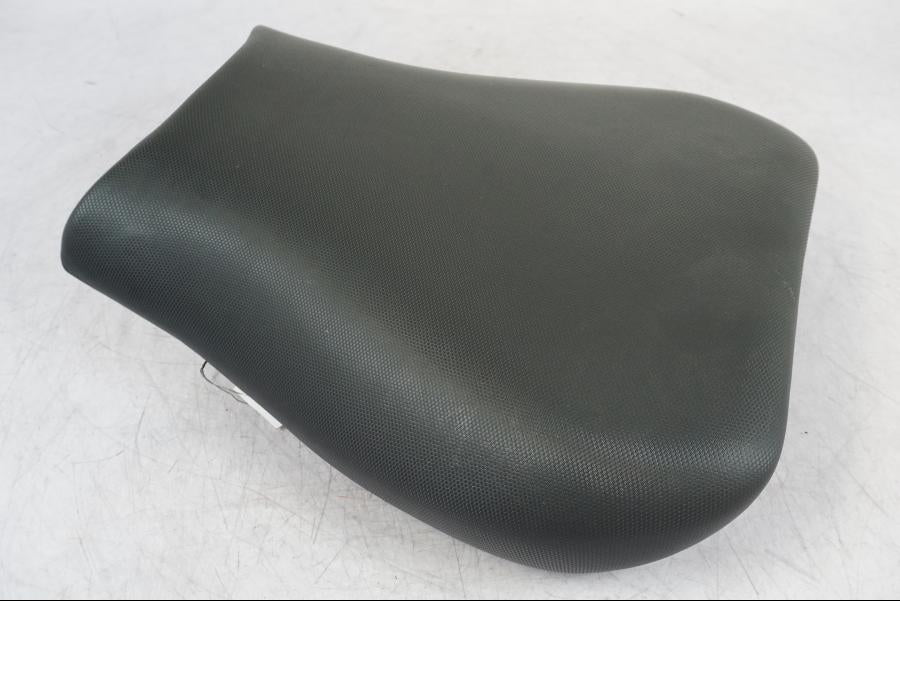 Vänster sida på Sadel från en Suzuki GSX 1300 RX -1999 motorcykel.