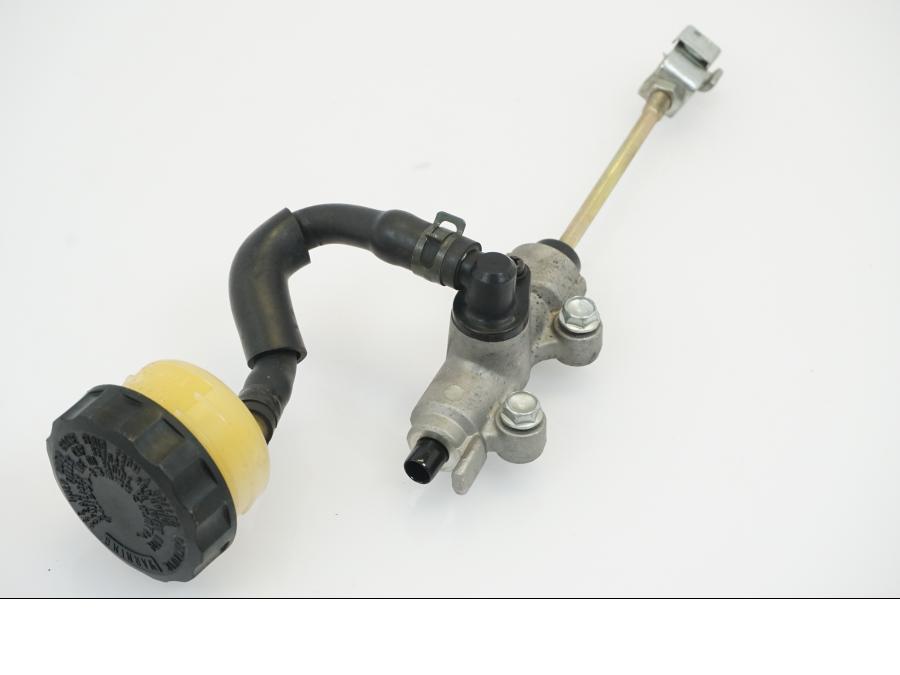 Baksidan på Bromshuvudcylinder från en Honda XRV 750 -2003 motorcykel.