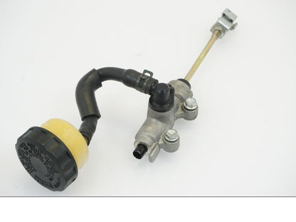 Baksidan på Bromshuvudcylinder från en Honda XRV 750 -2003 motorcykel.