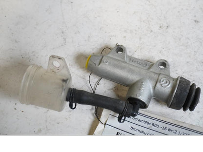 Baksidan på Bromshuvudcylinder från en Ducati Scrambler 800 -2016 motorcykel.