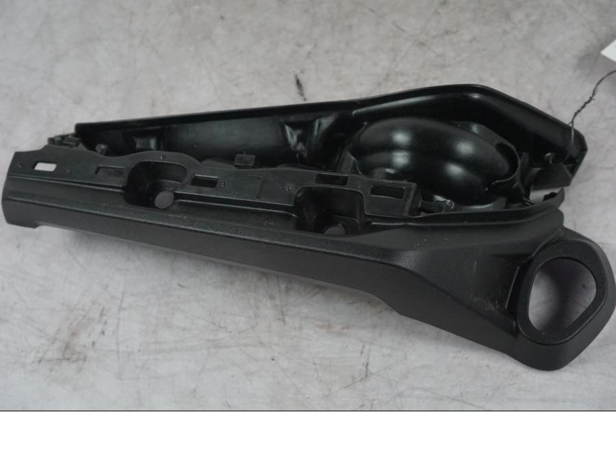 Baksidan på Vattenkylkåpa från en Yamaha MT-09 -2024 motorcykel.