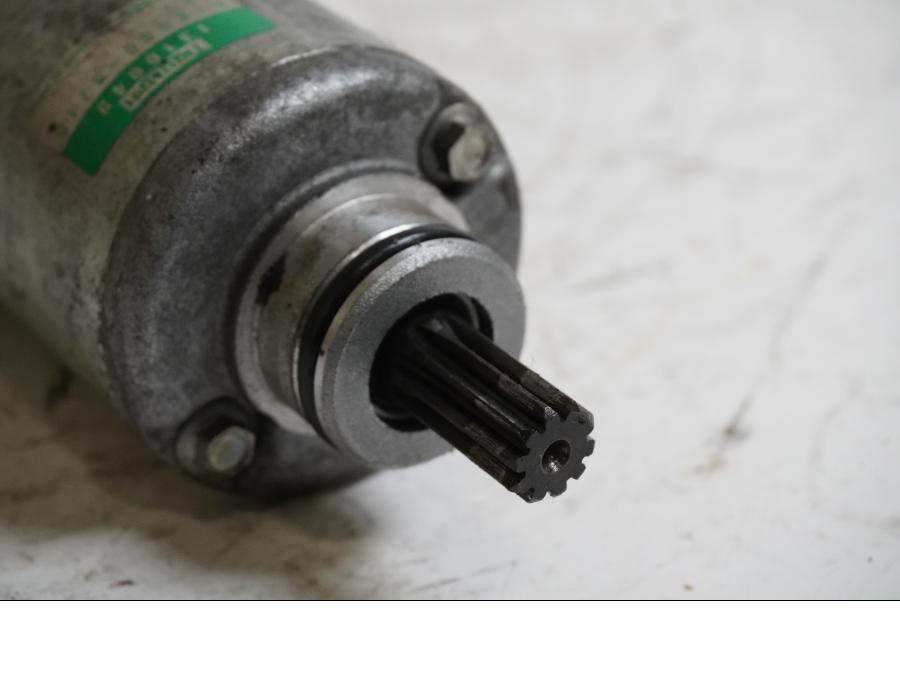 Baksidan på Startmotor från en Triumph Daytona 675 -2007 motorcykel.