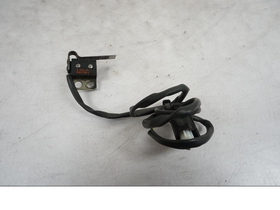 Framsidan på Bromsljuskontakt från en BMW R 850 R -2004 motorcykel.