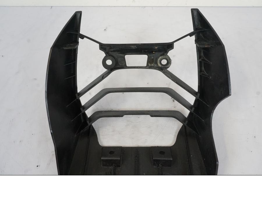 Snett nerifrån på Hasplåt från en KTM 125 Duke -2017 motorcykel.