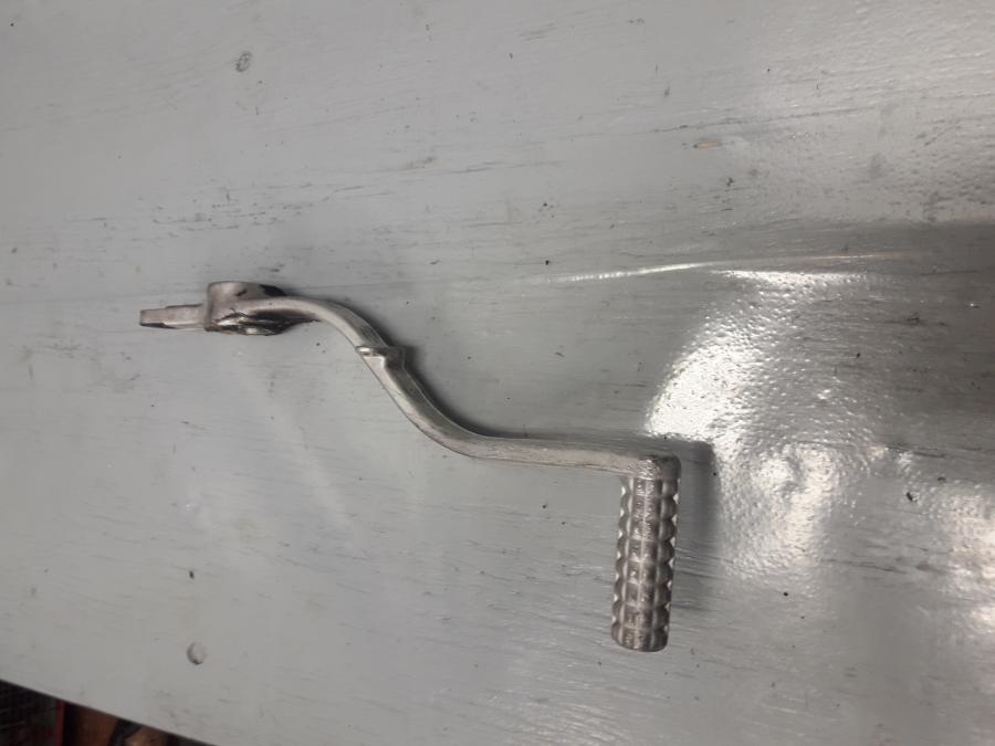 Baksidan på Bromspedal från en Suzuki DL 1000 -2018 motorcykel.