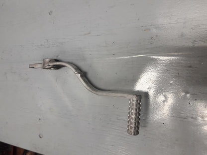 Baksidan på Bromspedal från en Suzuki DL 1000 -2018 motorcykel.