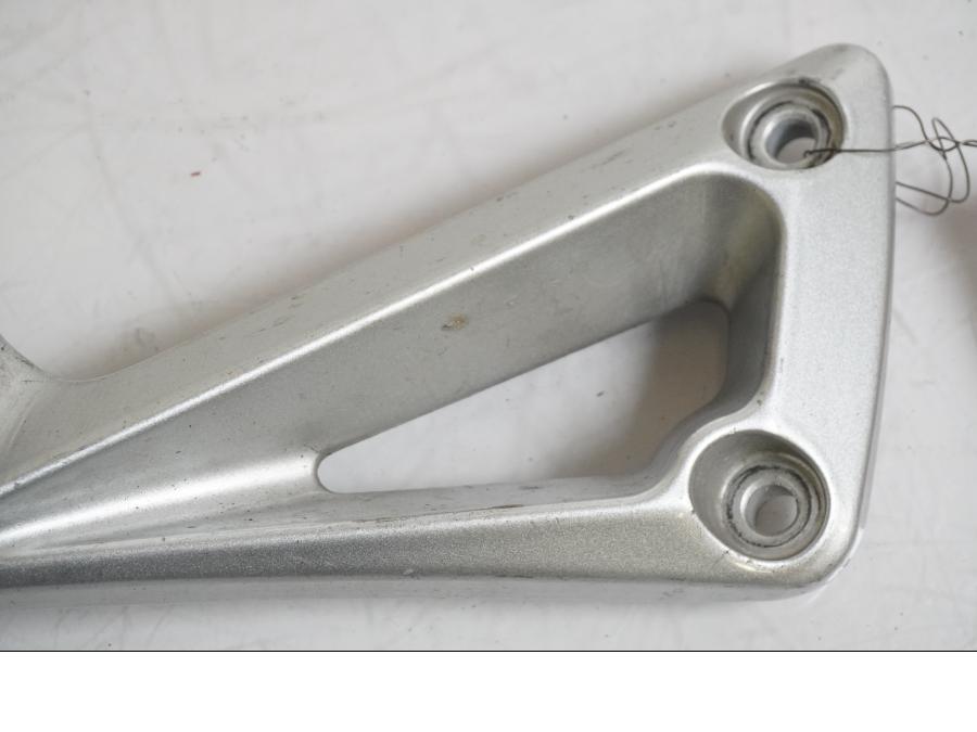 Baksidan på Fotpinnefäste från en Yamaha BT 1100 -2002 motorcykel.