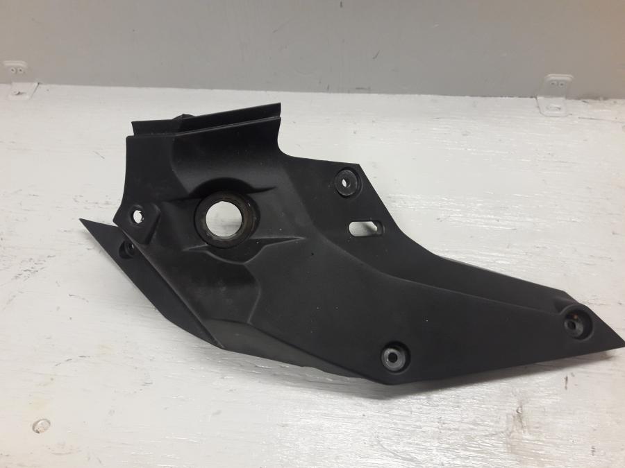 Framsidan på Bensintankskåpa från en KTM 125 Duke -2017 motorcykel.