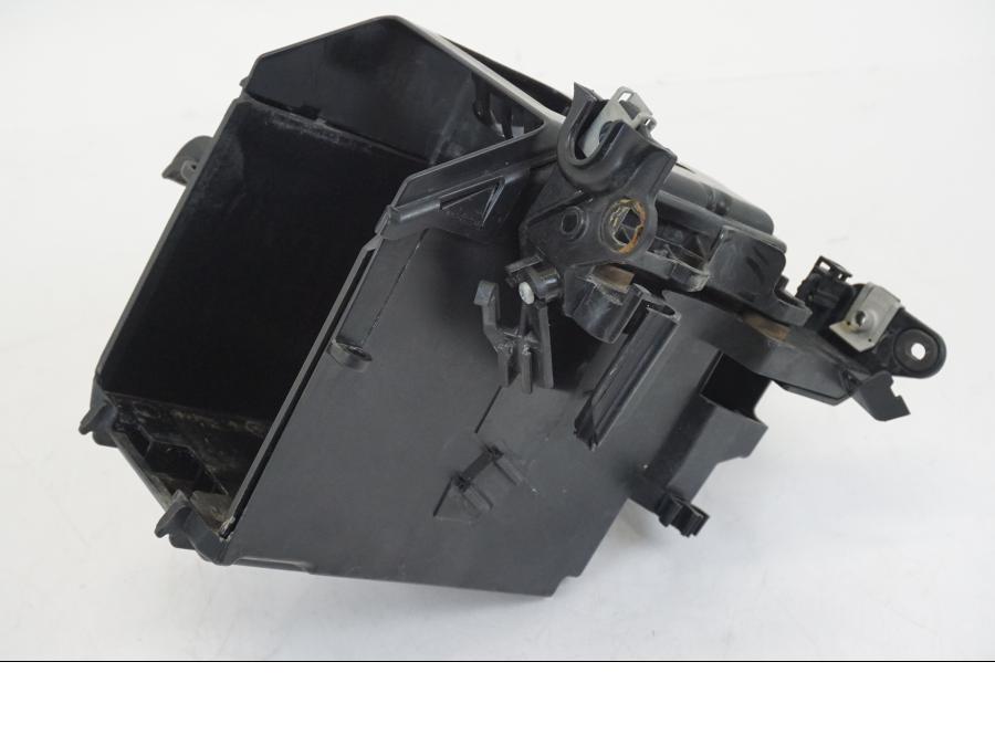 Framsidan på Batterihållare från en BMW R 1250 GS -2019 motorcykel.