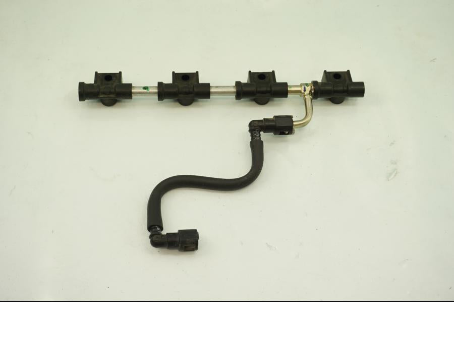 Framsidan på Bensinledning från en Suzuki GSX 1300 R -2003 motorcykel.