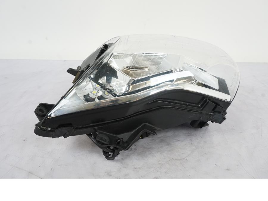 Snett uppifrån på Strålkastare från en Kawasaki ER-6N -2012 motorcykel.